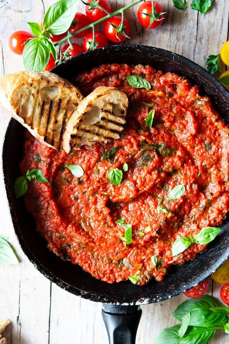 Authentic Italian Tomato Sauce – Quick, Easy & Delicious