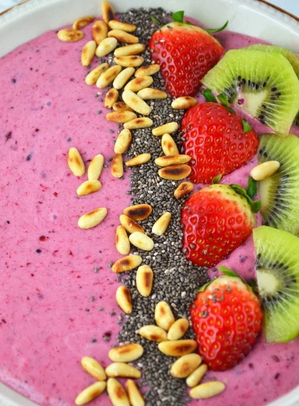 Berry banana smoothie bowl