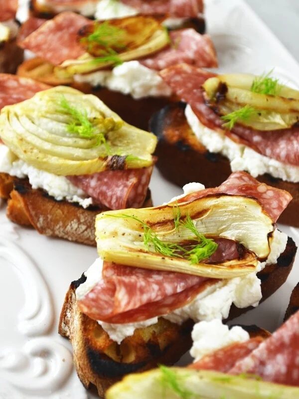 These roasted fennel, salami, and ricotta crostini are so easy to make and utterly delicious. Make these for a delightful Springtime lunch out in the garden. www.i