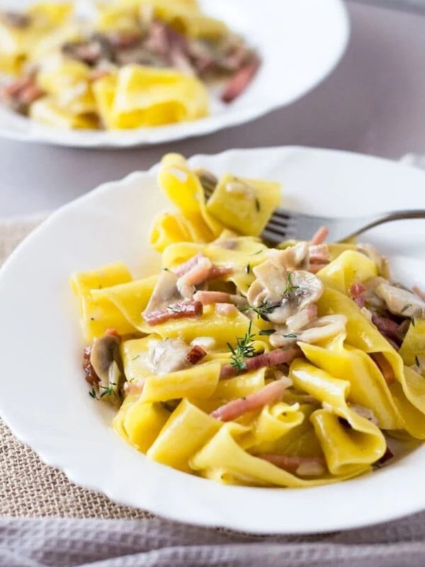A delicious speck and mushroom pappardelle pasta made with a simple and incredibly delicious creamy sauce.
