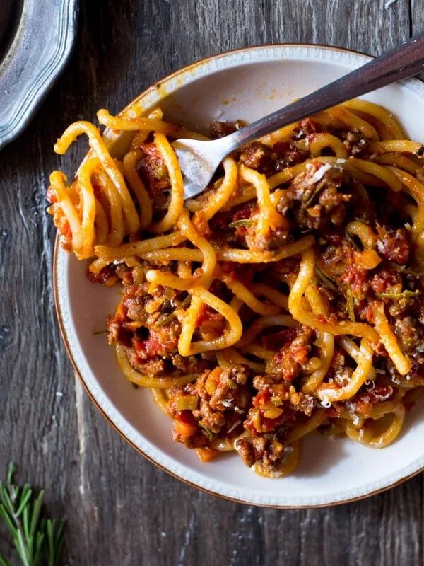 A flavour packed Tuscan sausage ragu made with the best Italian sausages, fennel seeds, red wine and garlic. An easy Italian ragu recipe perfect to make ahead for a weeknight meal or for weekends. Find more Italian pasta recipes and authentic Italian recipes at Vonfo.