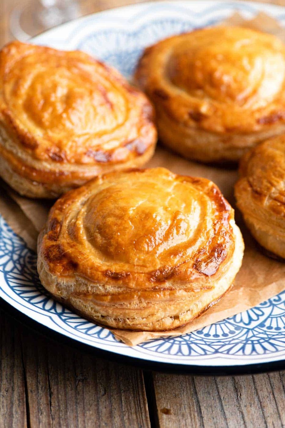 Rustici Leccesi, Tomato and Mozzarella Pastries