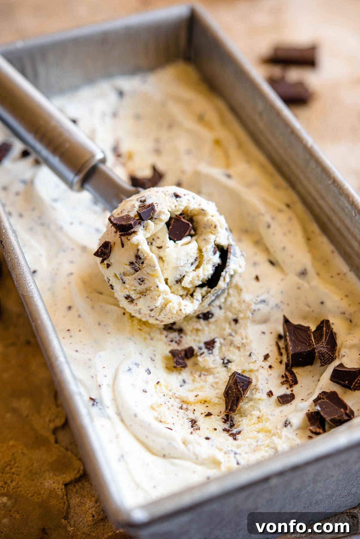 Effortless Stracciatella Gelato Perfection 7 A close-up of a single scoop of Stracciatella gelato, showcasing its beautiful vanilla base and generous chocolate flecks.